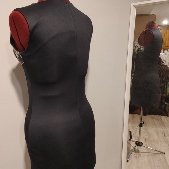 Funky Printed Sleeveless Dress - Picture 8 of 10